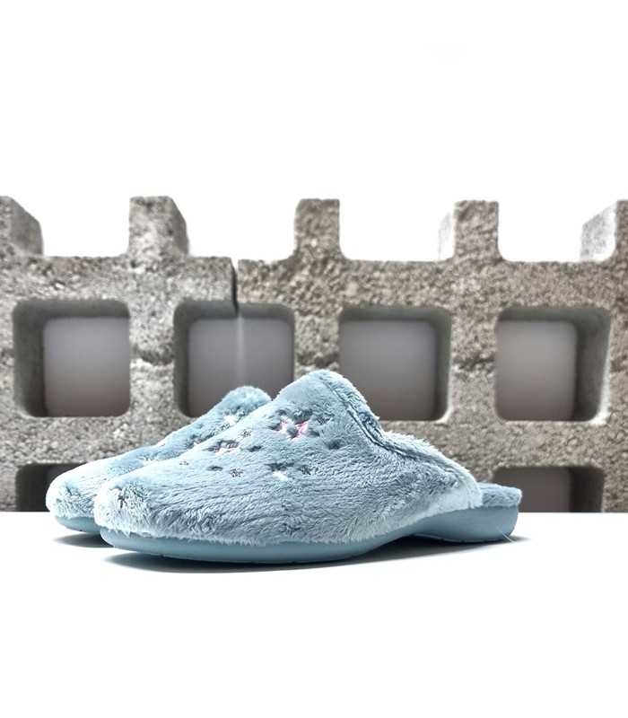 Foto de medio perfil : Zapatillas destacando el diseño suave y la decoración con estrellas.