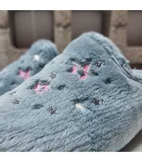 Detalle de las estrellas bordadas y el textil verde piscina.