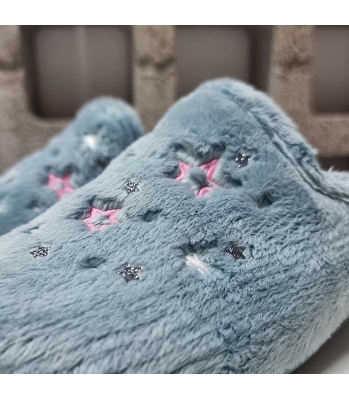 Detalle de las estrellas bordadas y el textil verde piscina.