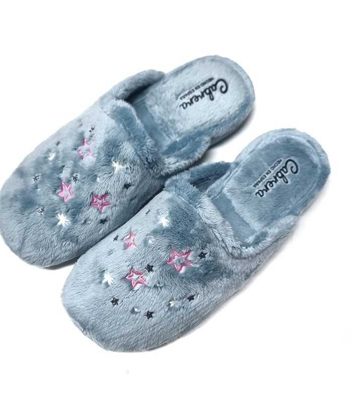 Vista superior mostrando el diseño completo de la zapatilla y las estrellas.