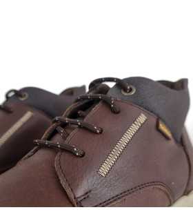 Detalle de cierre de cordones de Bota hombre piel marrón oscuro