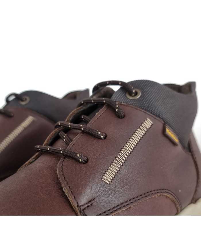 Detalle de cierre de cordones de Bota hombre piel marrón oscuro