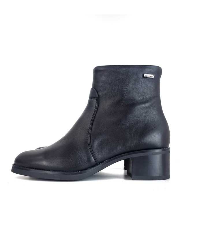 Botínes piel impermeable color negro con tacón visto de perfil