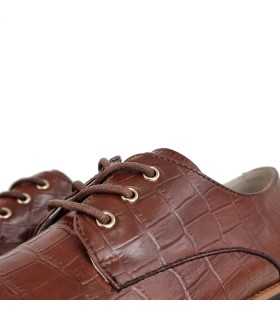 detalle del cierre de cordones de los zapatos marrones de invierno de Chika 10