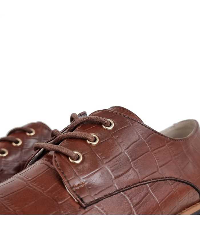 detalle del cierre de cordones de los zapatos marrones de invierno de Chika 10