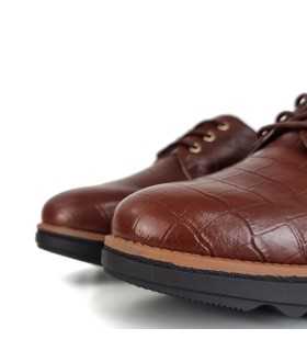 primer plano de los zapatos marrrones de piel para mujer de Chika 10