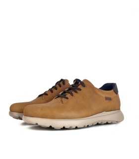 Vista de medio perfil mostrando los cordones y el diseño casual del zapato Himalaya en zapato color amarillo