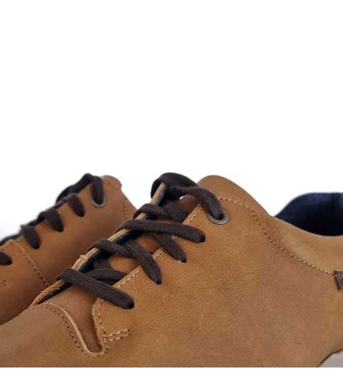 Detalle del cierre de cordones del zapato amarillo fabricado por Himalaya.