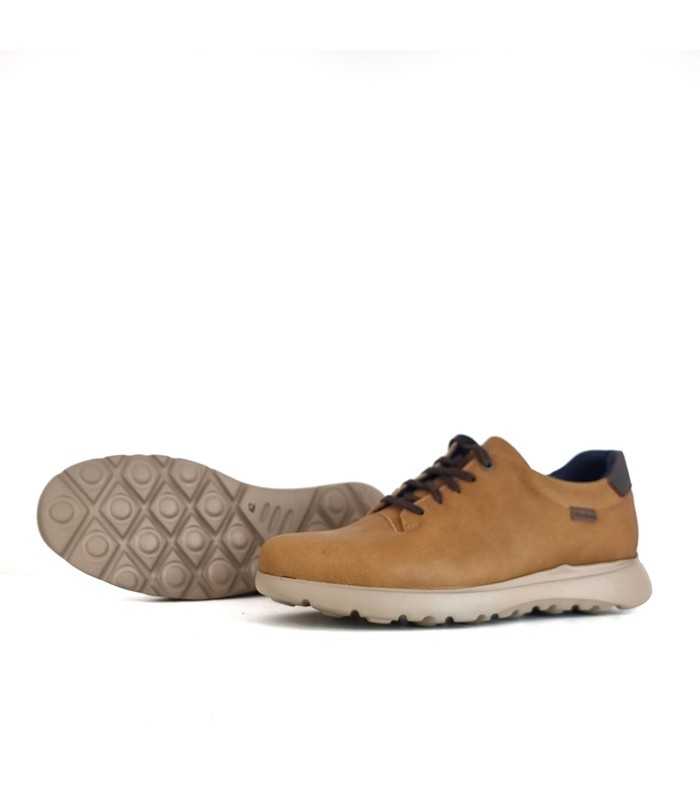 Vista de la suela antideslizante del zapato amarillo de hombre Himalaya.