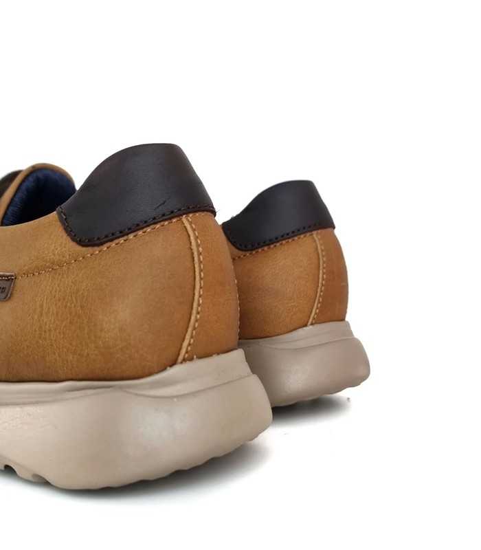 Vista del talón del zapato amarillo resaltando la plantilla anatómica y el diseño de Himalaya.