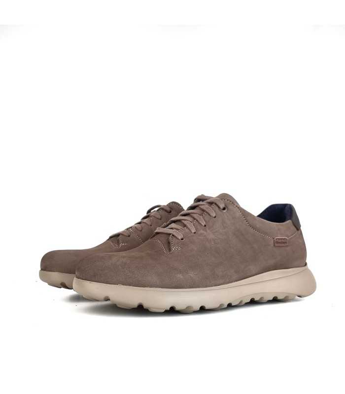 Vista de medio perfil mostrando los cordones y el diseño casual del zapato Himalaya en zapato color topo