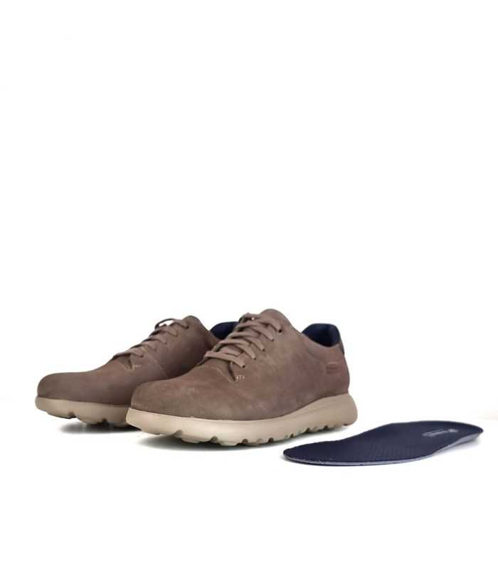 Plantilla anatómica extraida del zapato topo junto a los zapatos