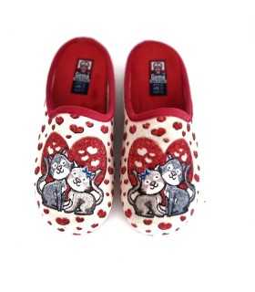 Desde arriba se aprecian los detalles del dibujo de gatitos y corazones en la parte superior de las zapatillas