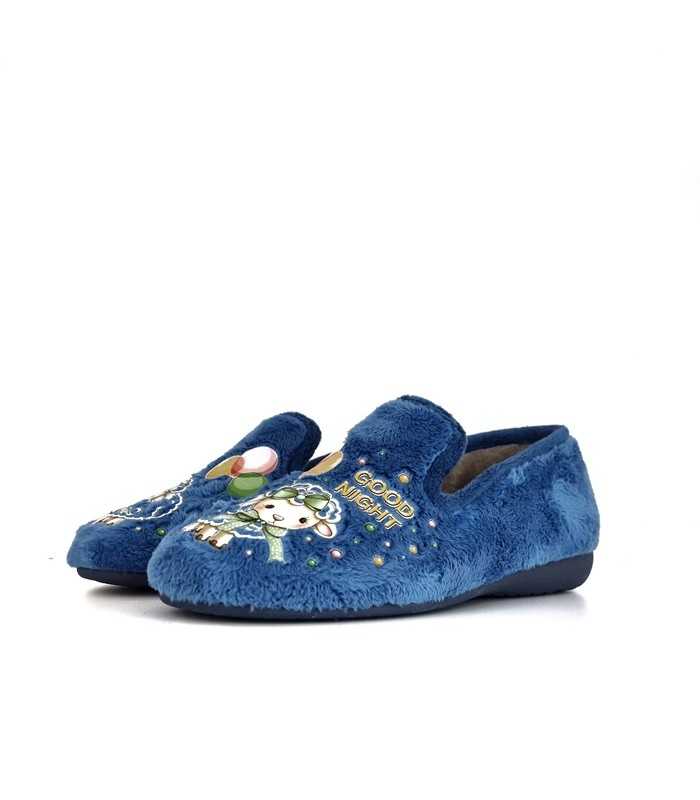 Vista De medio perfil:
Los detalles suaves y acogedores de esta zapatilla te invitan a descansar cómodamente cada noche.