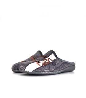 De medio perfil: Resalta el ajuste y la forma de la zapatilla, mostrando la perfecta combinación entre estilo y comodidad.