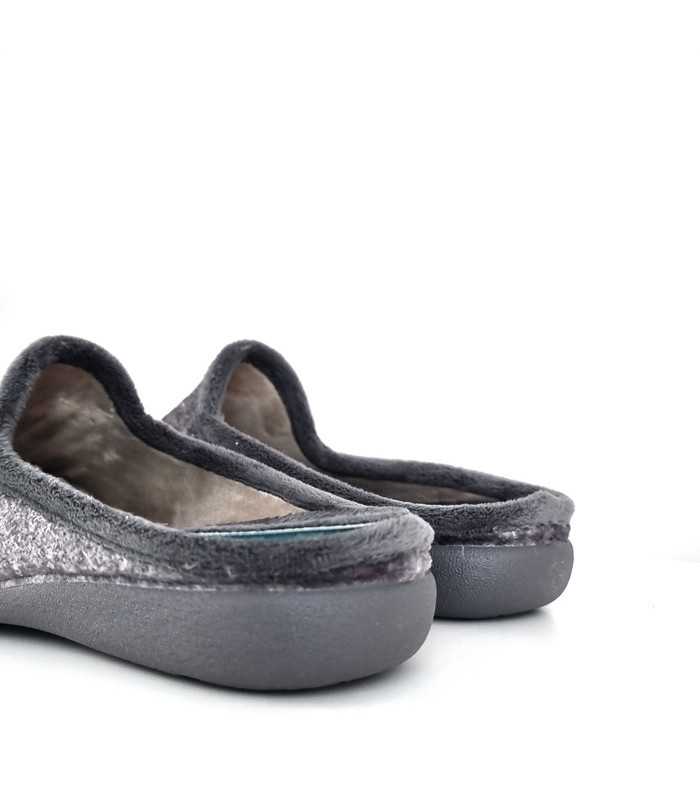 Vista trasera donde se ve el forro interior suave de Zapatilla casa hombre trial