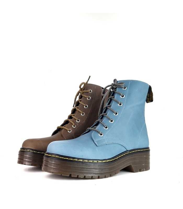 Medio perfil: Detalle de la lengueta en la parte superior de la caña de bota azul y verde