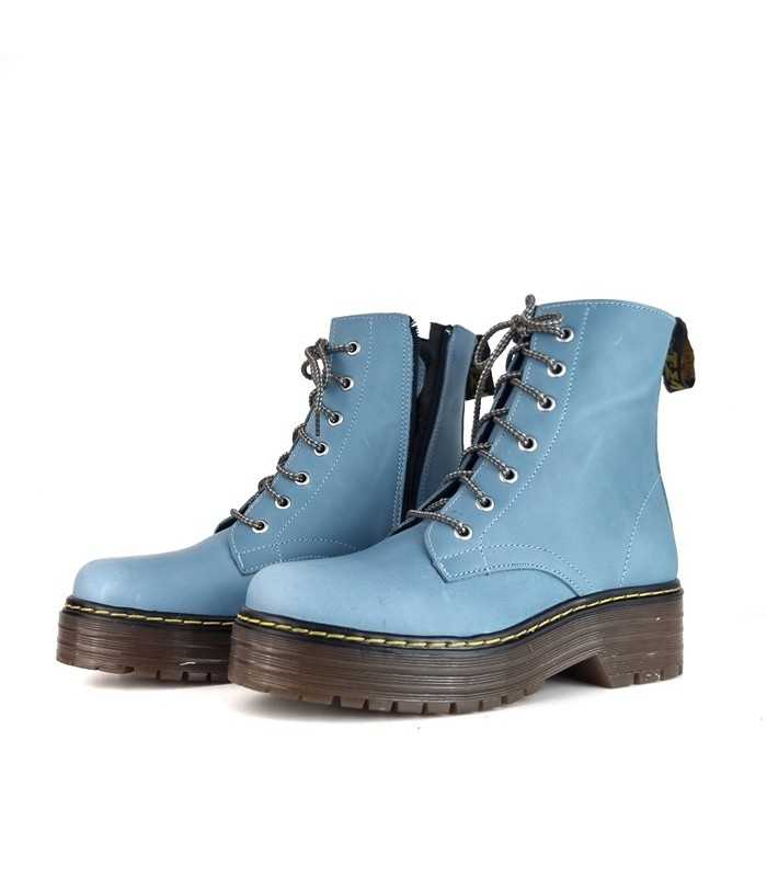 detalle de cierre de cordones de Botas tipo Martens piel