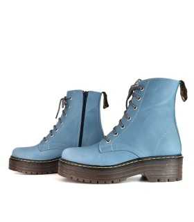 vista de los dos prefiles de botas militar azul
