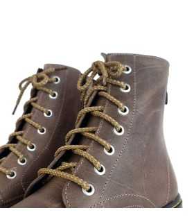 detalle de cierre de cordones de Botas tipo Martens piel verde