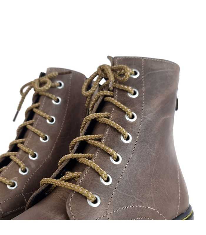 detalle de cierre de cordones de Botas tipo Martens piel verde
