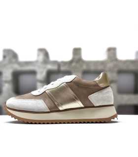 Vista lateral de la zapatillas Walk Fly beige , con detalles en dorado y cuña de 4 cm.