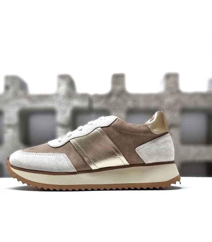 Vista lateral de la zapatillas Walk Fly beige , con detalles en dorado y cuña de 4 cm.