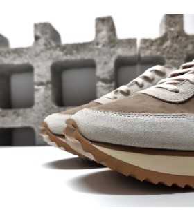 Cierre ajustable con cordones, proporcionando un ajuste cómodo y seguro.