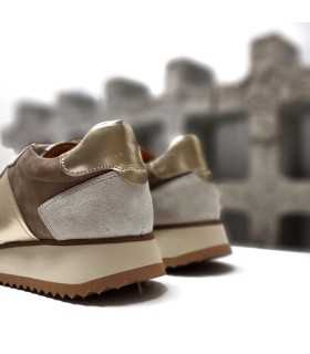 vista del talón de zapatillas mujer walk fly piel tonos neutros