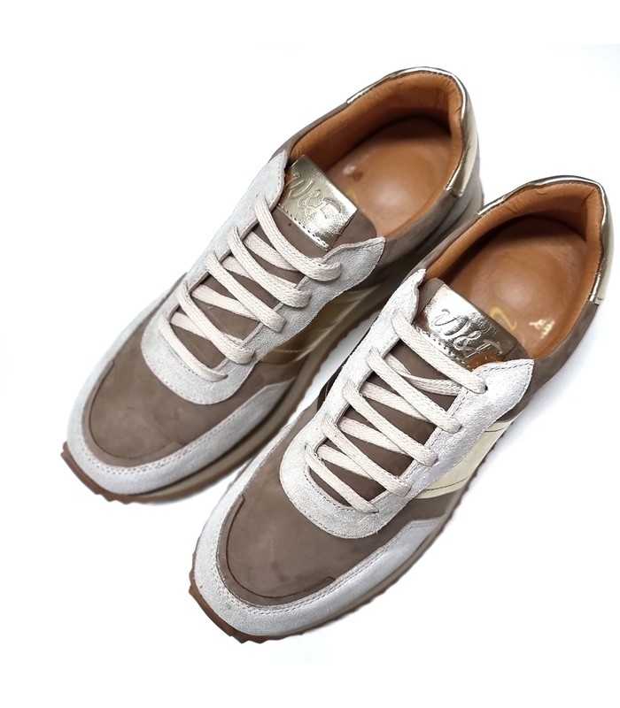 Vista desde arriba de zapatillas mujer walk fly con plataforma