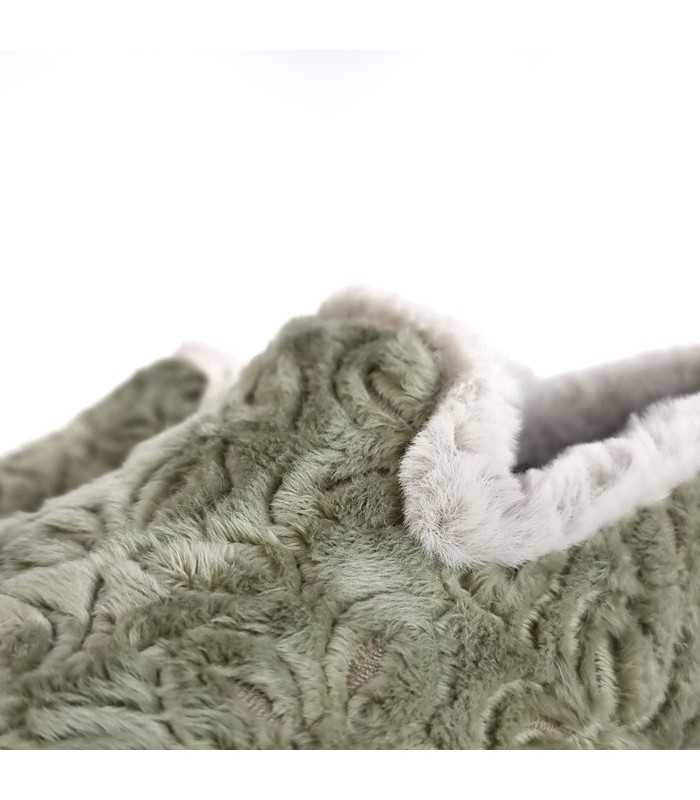 Detalle del tejido: Tejido suave en verde claro con estampado de hojas.