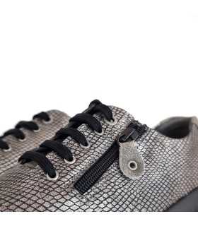 Detalle del cierre combinado de cordones y cremallera en zapato Ani Suave Leyland en zapato plata reptil