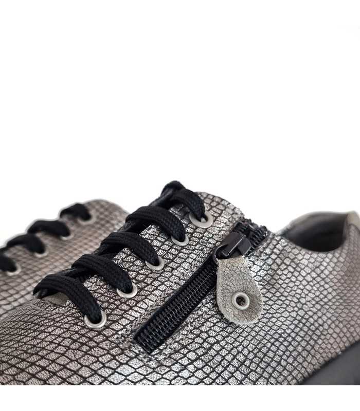 Detalle del cierre combinado de cordones y cremallera en zapato Ani Suave Leyland en zapato plata reptil
