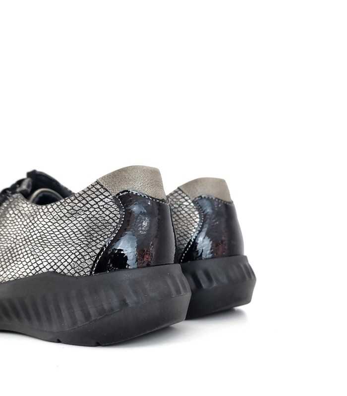 Vista del talón de Zapato mujer Ani Leyland color plata reptil