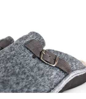 Detalle del tejido: Forro aterciopelado en tonos grises, suave y cálido para tus pies.