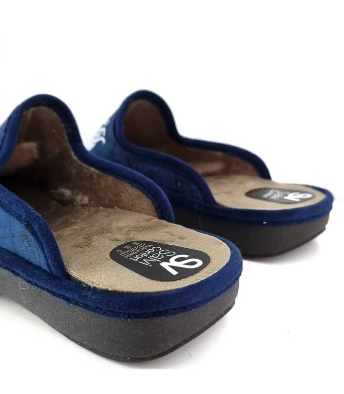 parte trasera con se ve el forro de textil suave de zapatilla de casa de homer Simpson
