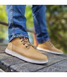 Bota amarilla hombre Skechers puesta en los pies, foto de perfil