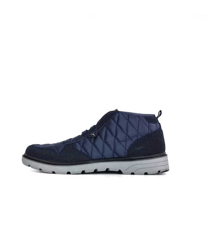 Botín hombre Boston azul marino de Yumas, vista lateral mostrando el diseño sin cordones con elásticos en el empeine.