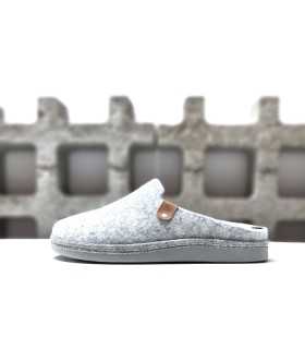 Vista lateral de la zapatillas descalza Salvi , mostrando el elegante corte de lana prensada en gris perla.