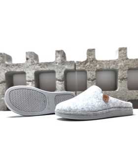 Suela de caucho antideslizante, ideal para una pisada segura en casa en zapatilla gris