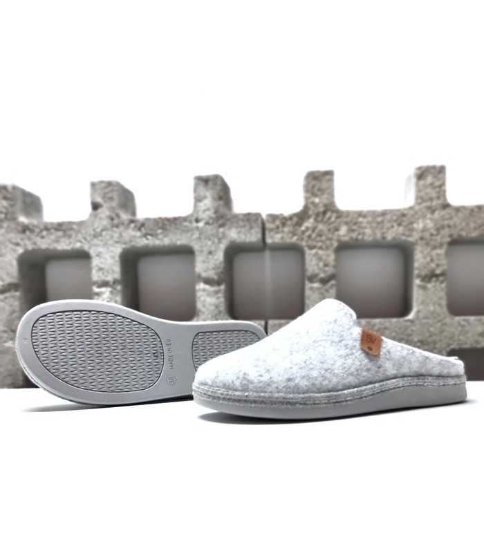 Suela de caucho antideslizante, ideal para una pisada segura en casa en zapatilla gris