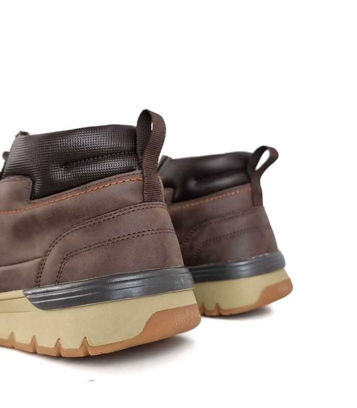 Vista de la parte trasera de Bota casual hombre en color marrón chocolate