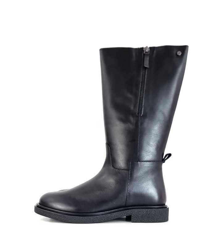 Vista lateral de la elegante botas Kangaroos en piel negra, con cremallera interior y tacón de 4 cm