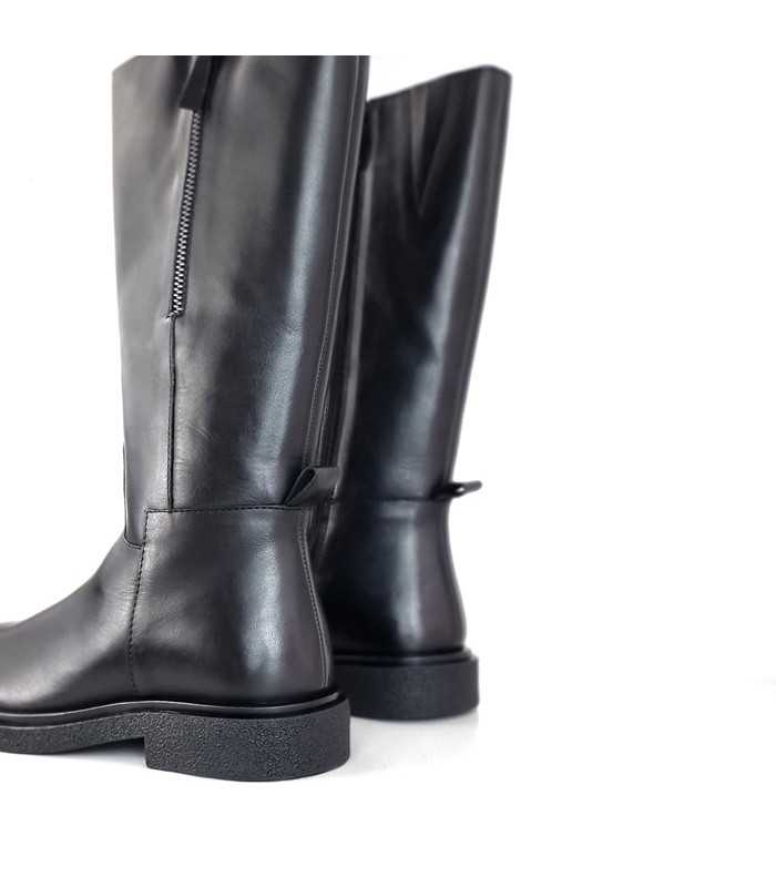 Detalle del tacón de 4 cm y la plataforma de 2 cm, combinando comodidad y estilo en la bota Kangaroos.