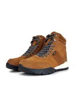 Vista de medio perfil de Botas Benasque Paredes en piel nobuck marrón, con membrana impermeable