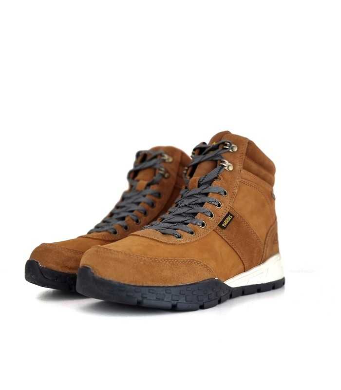 Vista de medio perfil de Botas Benasque Paredes en piel nobuck marrón, con membrana impermeable