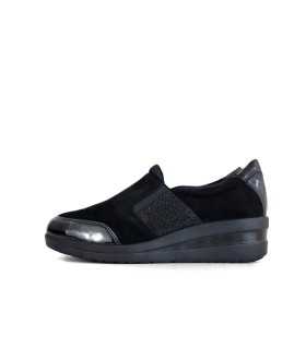 Vista de perfil de Zapatos negros mujer cuña charol y textil de invierno