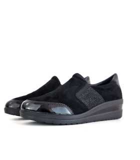 Vista de semi perfil de Zapato negro mujer cuña charol y textil.