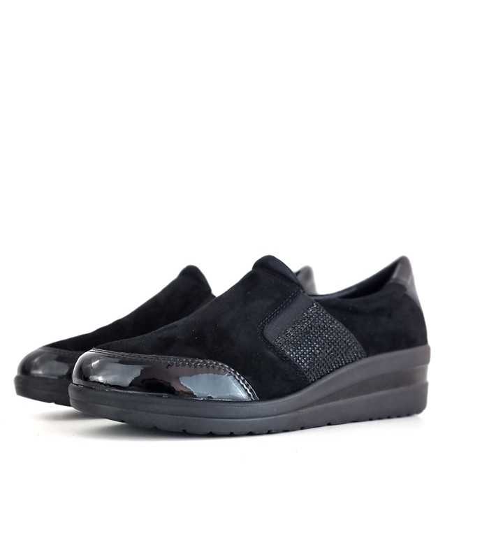 Vista de semi perfil de Zapato negro mujer cuña charol y textil.