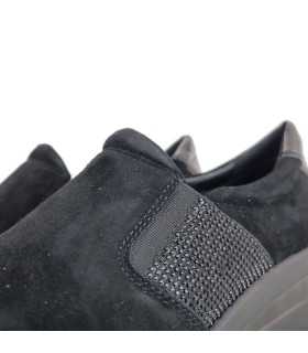 Detalle de los elásticos laterales en Zapatos negros mujer cuña charol.
